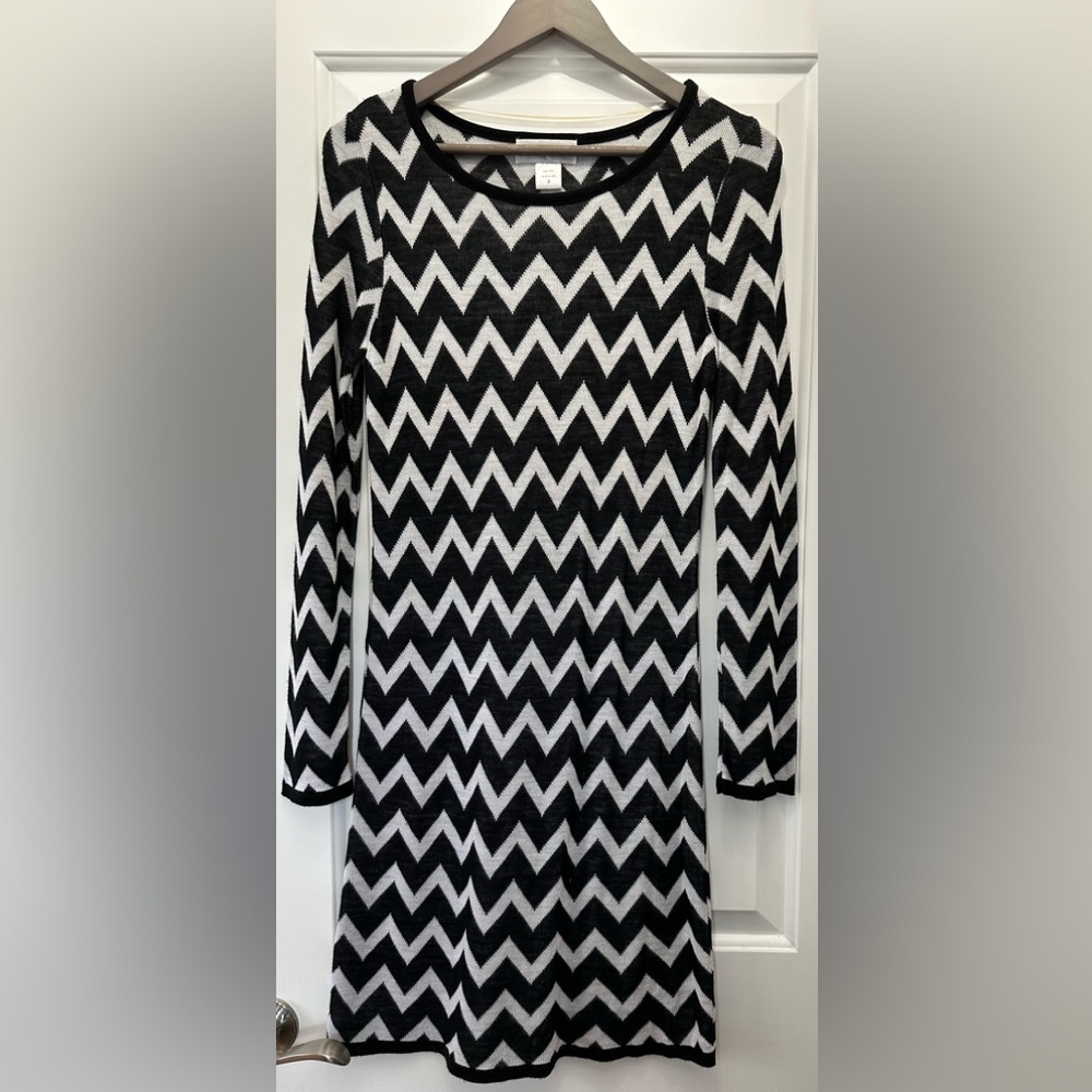 Black and White Chevron Print Sweater Dress
